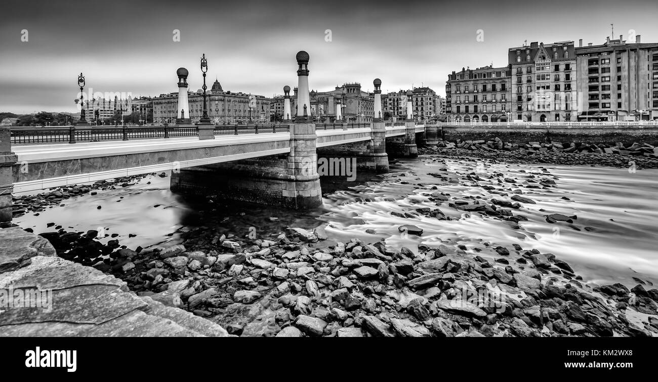 Le Kursaal bridge sur la rivière Urumea est le pont le plus proche de l'océan. Banque D'Images