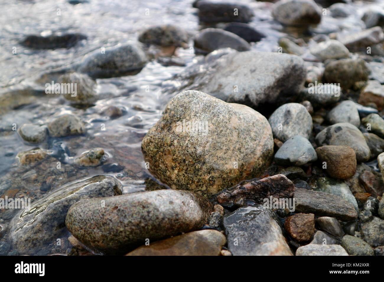 Nature's own artwork. des pierres sur le bord de l'eau par le lac en Norvège. Banque D'Images