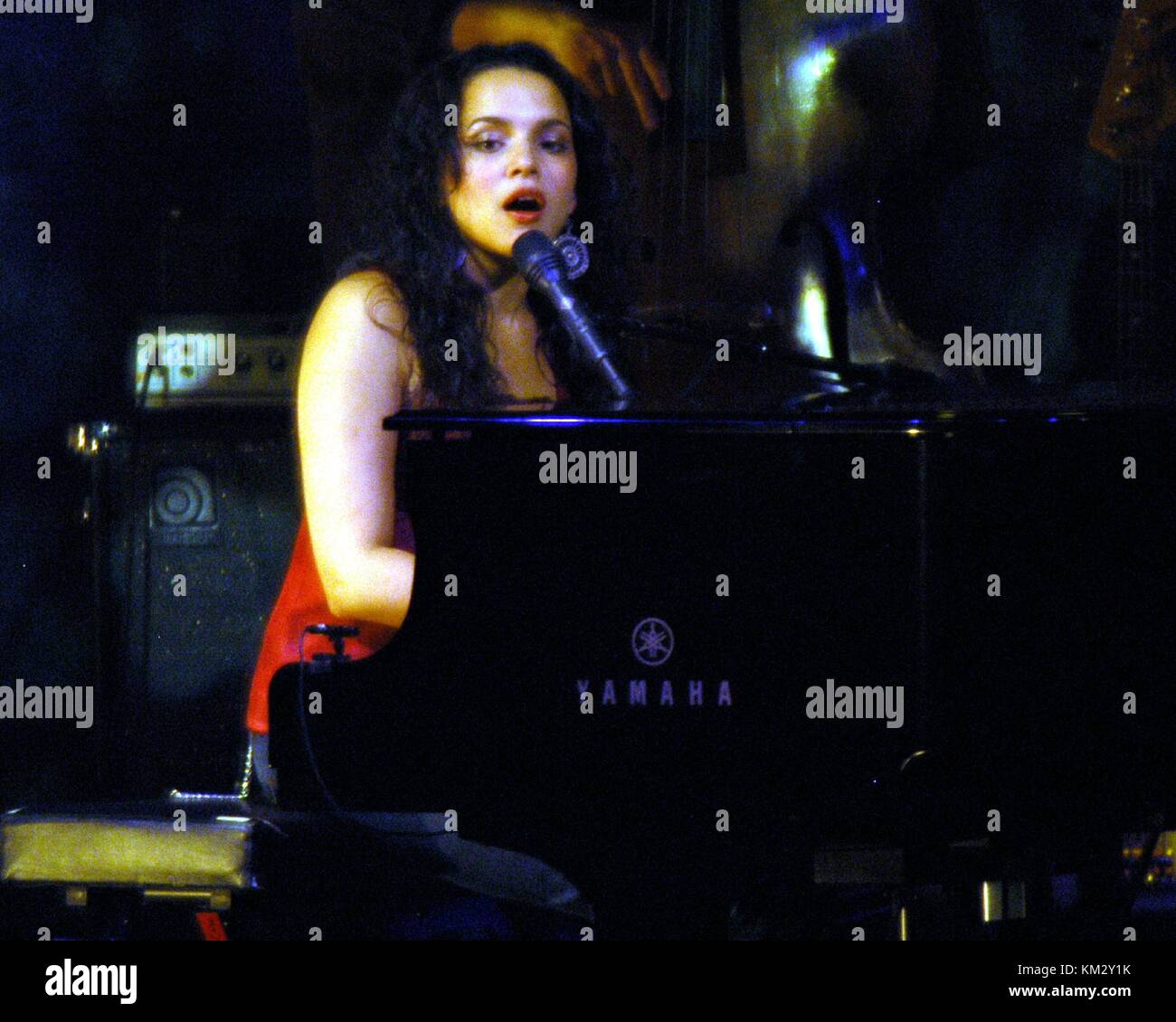 Norah Jones effectue pour une foule à Atlanta's Chastain Park Amphitheater le 14 août 2004. © RTMcKay MediaPunch / Banque D'Images