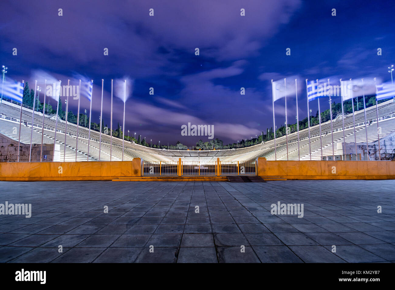 Stade Panathénaïque d'Athènes la nuit, Grèce (hébergé les premiers jeux olympiques modernes en 1896), également connu sous le nom de kalimarmaro. Banque D'Images