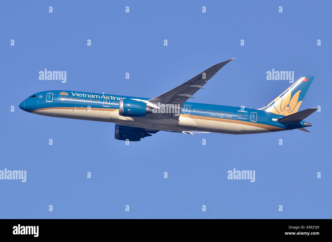 Vietnam Airlines Boeing 787-9 Dreamliner, l'aéroport de Heathrow, Royaume-Uni. Boeing 787-9 VN-A863 est considéré au départ après le décollage. Banque D'Images