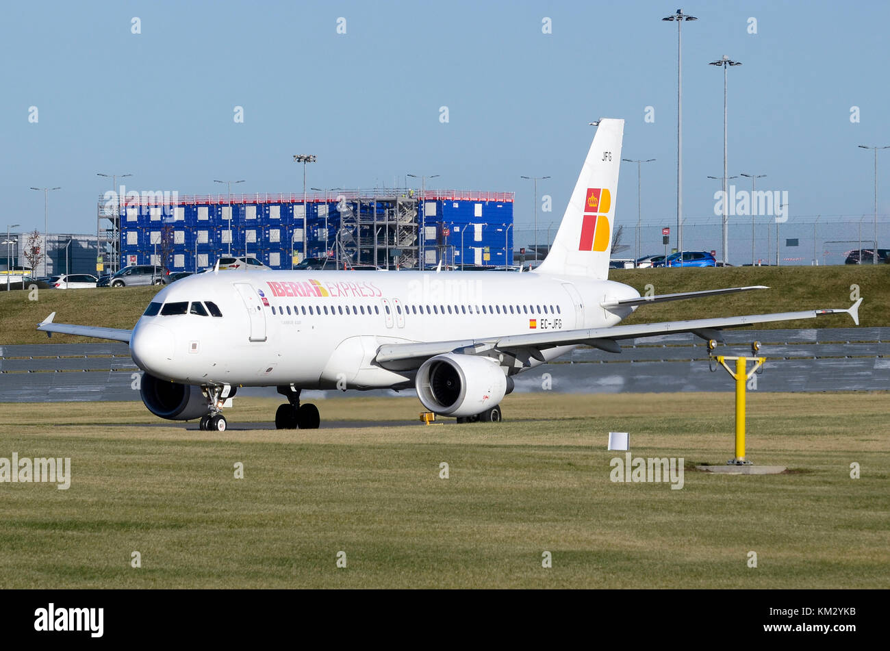 Airbus A320, Iberia Express, l'aéroport de Birmingham, Royaume-Uni. Airbus A320-214 EC-JFG est vu circuler le décollage. Banque D'Images