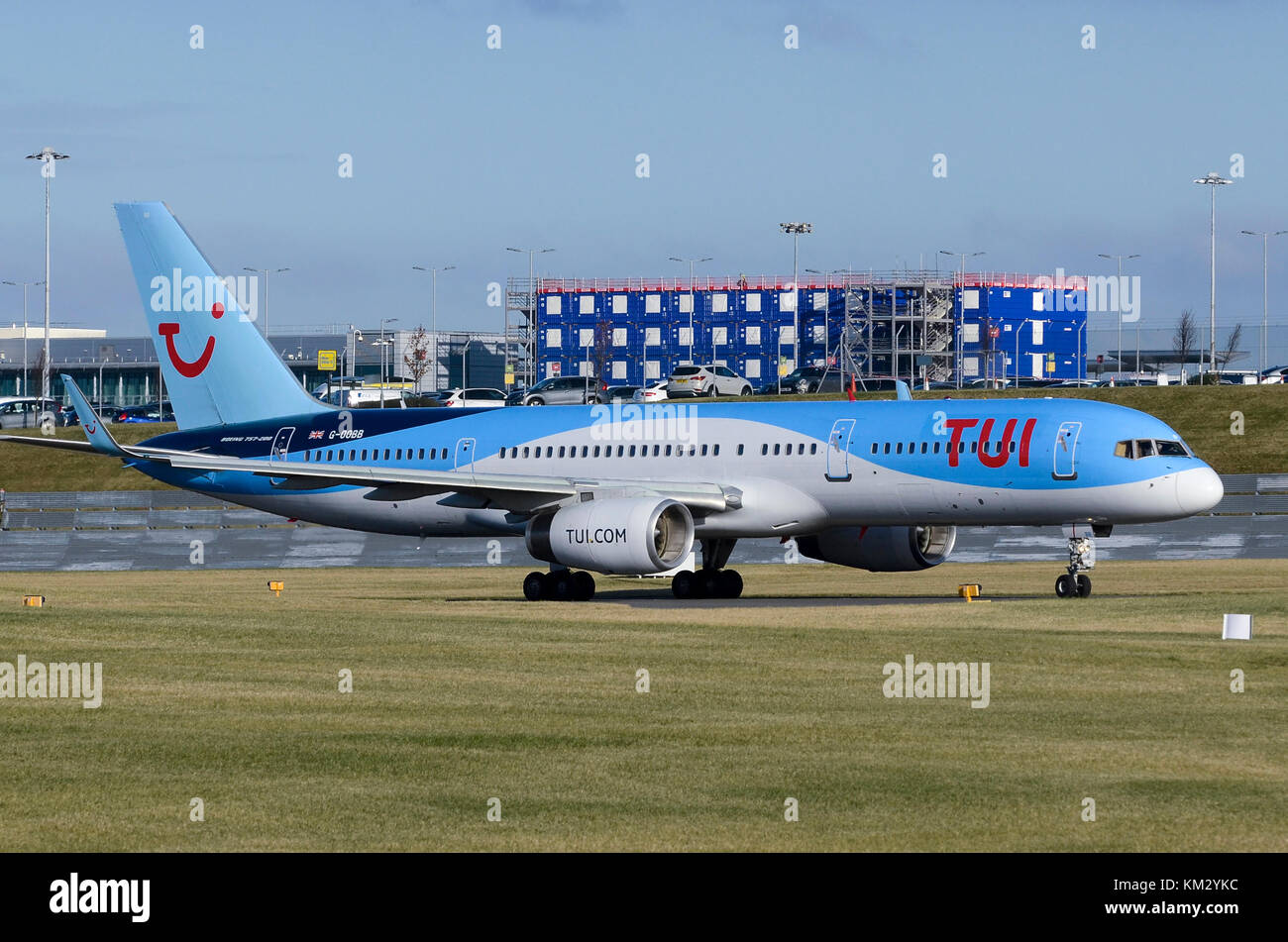 TUI Airways Boeing 757, anciennement Thomson Airways, l'aéroport de Birmingham, Royaume-Uni. Avion est un Boeing 757-28G-OOBB. Banque D'Images