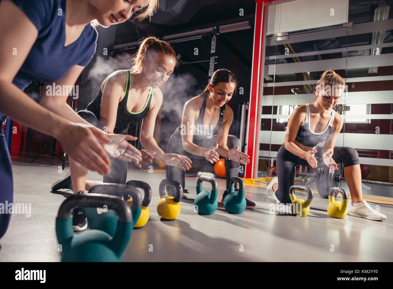 Entraînement de fitness fonctionnel dans la salle de sport avec kettlebell Banque D'Images
