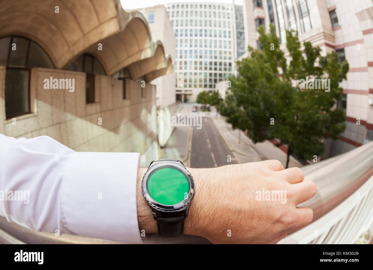Point de vue personnel d'un homme portant une smartwatch thèmes de smart watch avec un écran vert Banque D'Images
