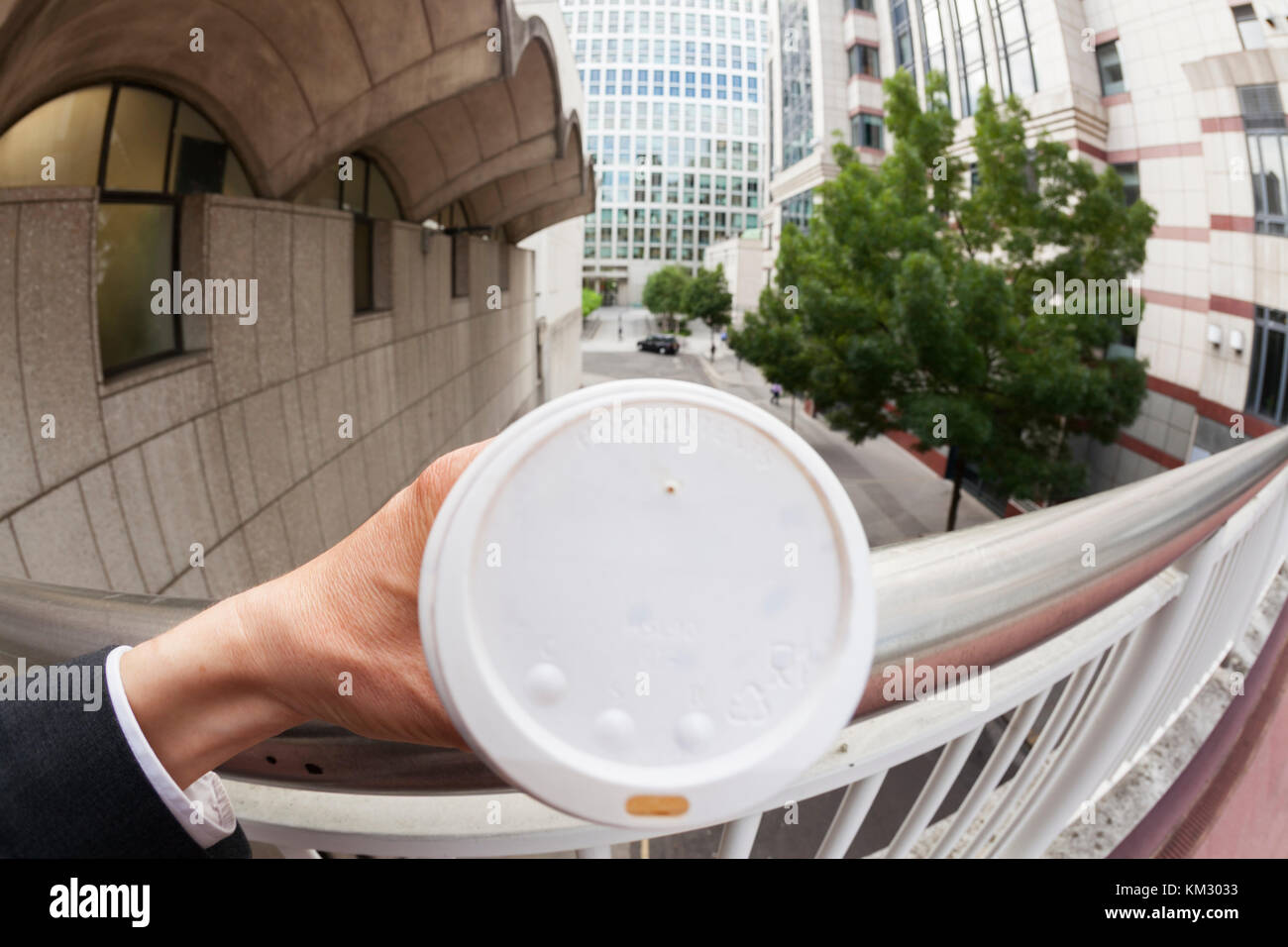 Point de vue personnel d'un homme d'affaires de boire une tasse de café Banque D'Images