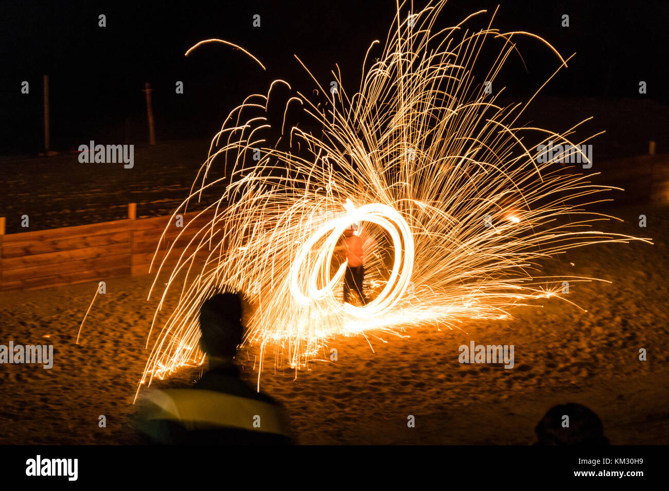 Du feu et des étincelles lors d'un spectacle de fin de nuit Banque D'Images