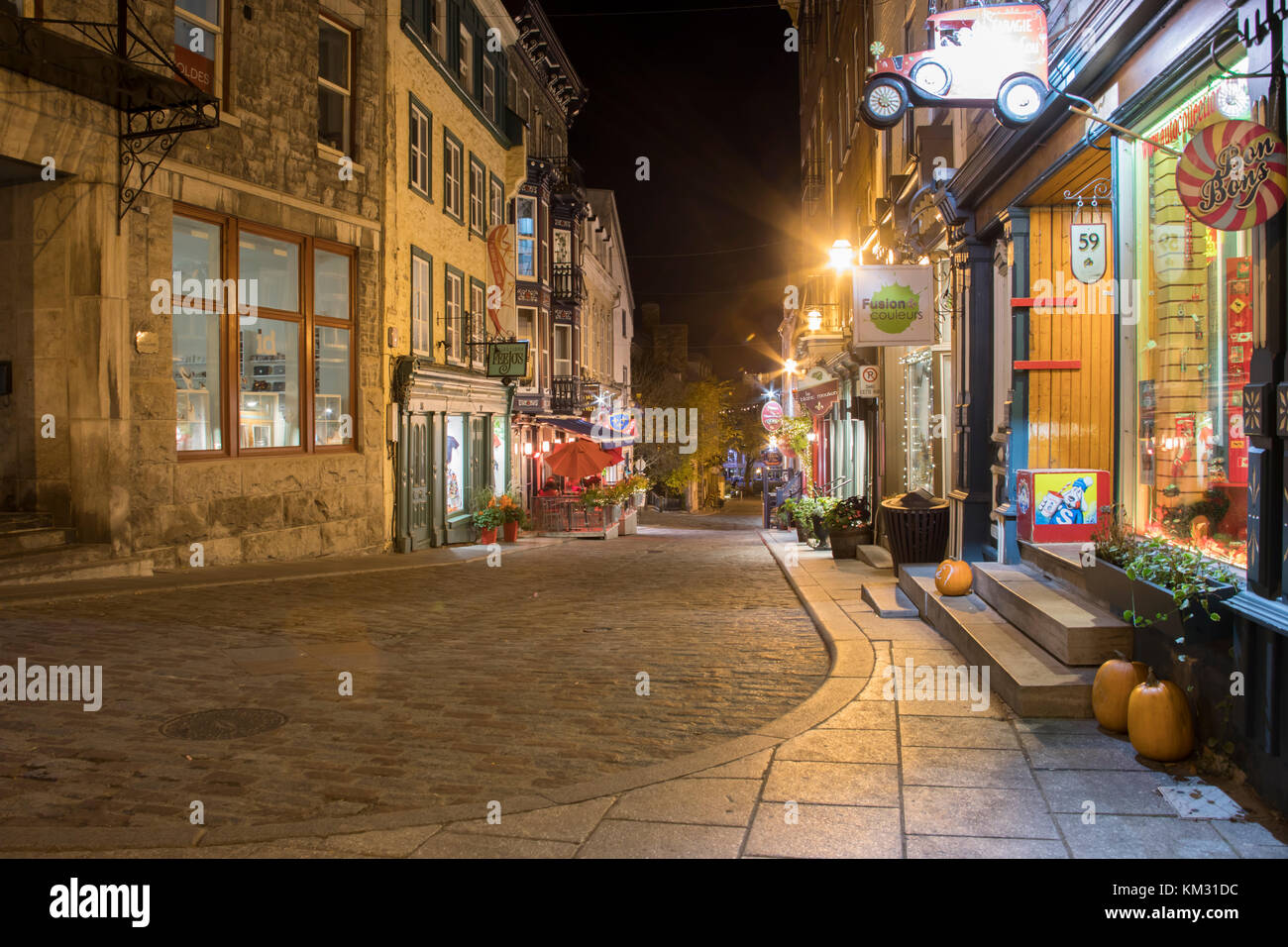 Québec, Canada, le 23 octobre 2017 - : Cobblestone Rue Petit Champlain escalier illuminé la nuit, Banque D'Images