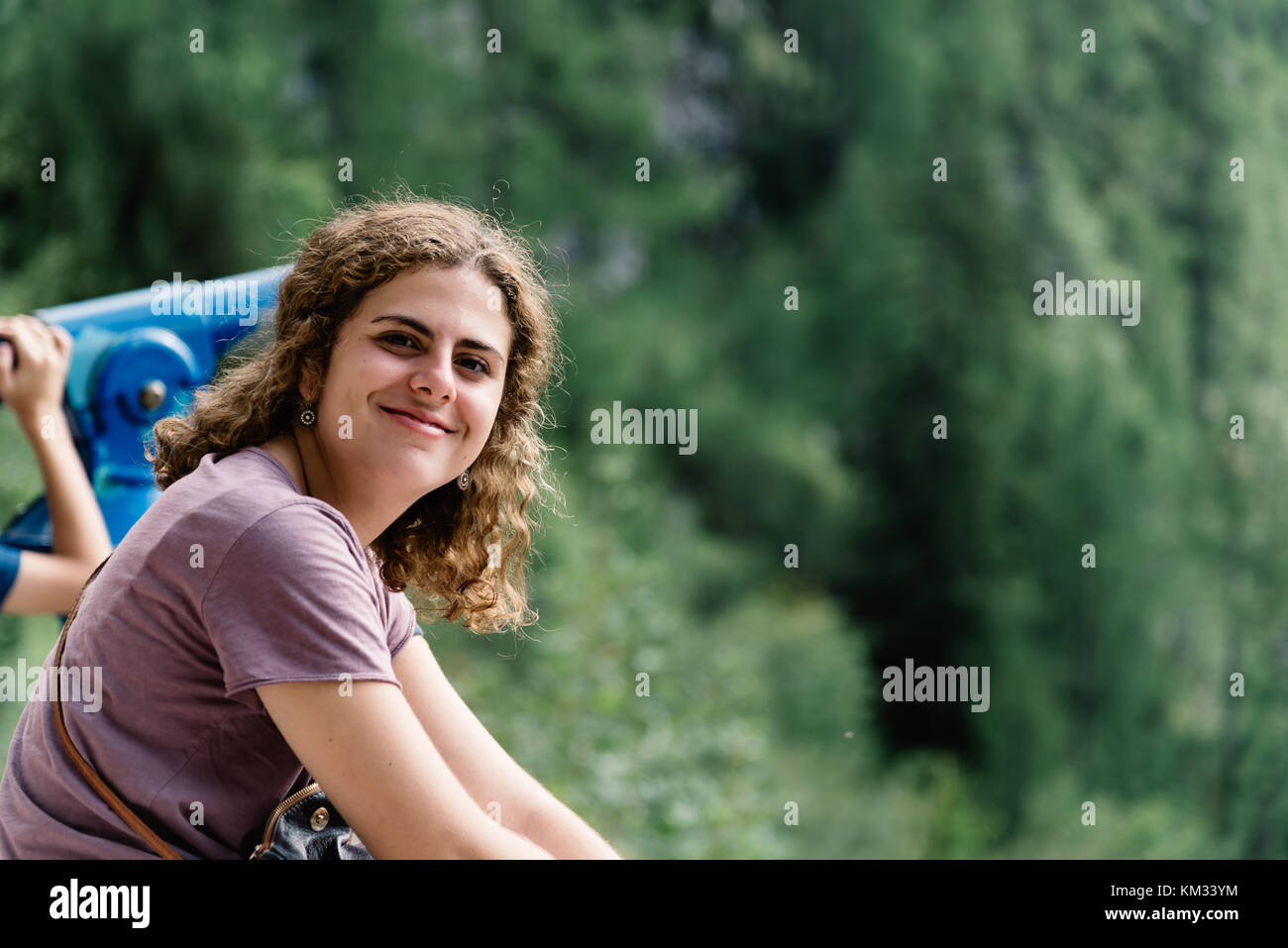 Portrait of young woman smiling and assis dans ce point de vue dans la Banque D'Images