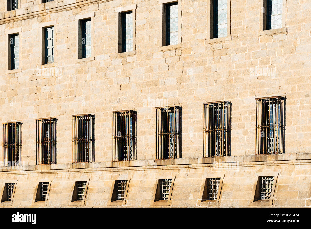 Vieux bâtiment façade en pierre avec plusieurs fenêtres Banque D'Images