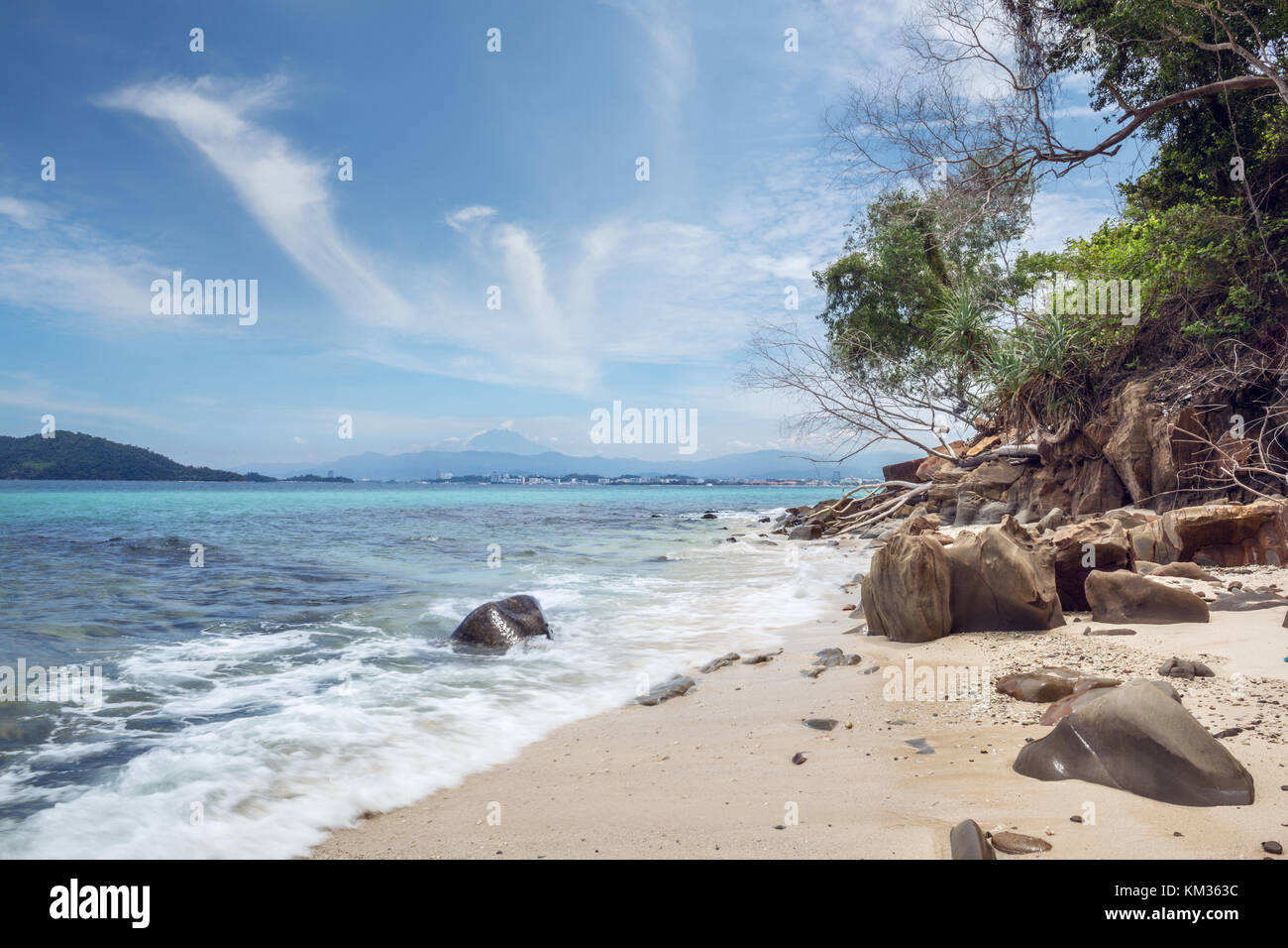 Plage à Bornéo avec le Mont Kinabalu dans l'arrière-plan Banque D'Images