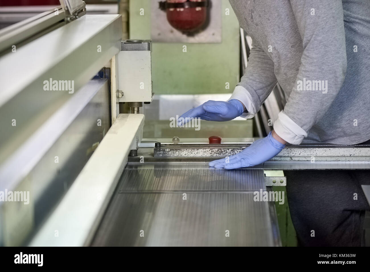 Machine de cisaillement guillotine en action. Banque D'Images