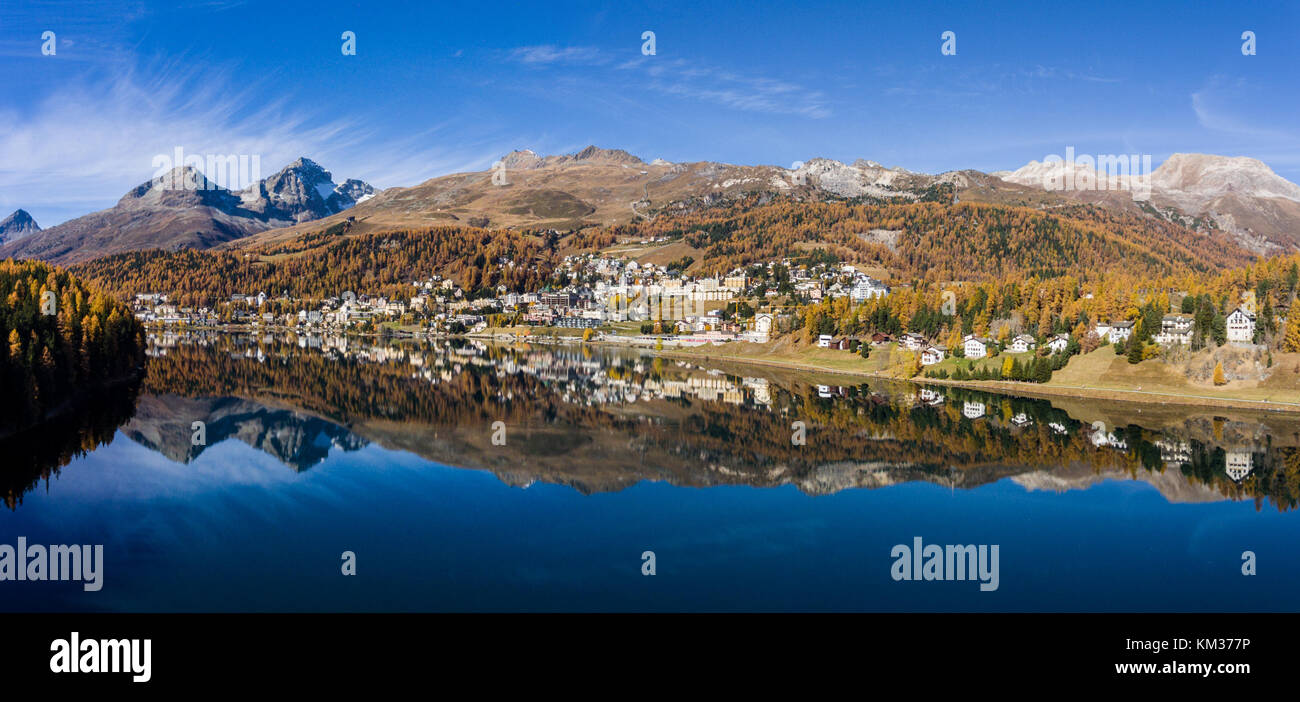 Village de Sankt Moritz se reflète dans le lac. Engadine, canton des Grisons. Suisse Banque D'Images