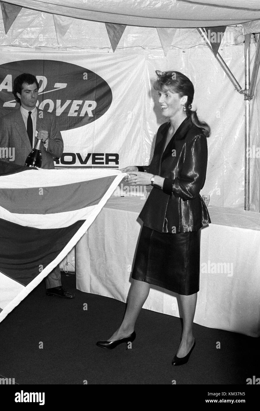 Un slimline Sarah, duchesse d'York dévoile la Land Rover à être entraîné par Kinvara - la première Cayzer femme britannique à entrer dans le Paris-Dakar - au London's Club de Hurlingham. Banque D'Images