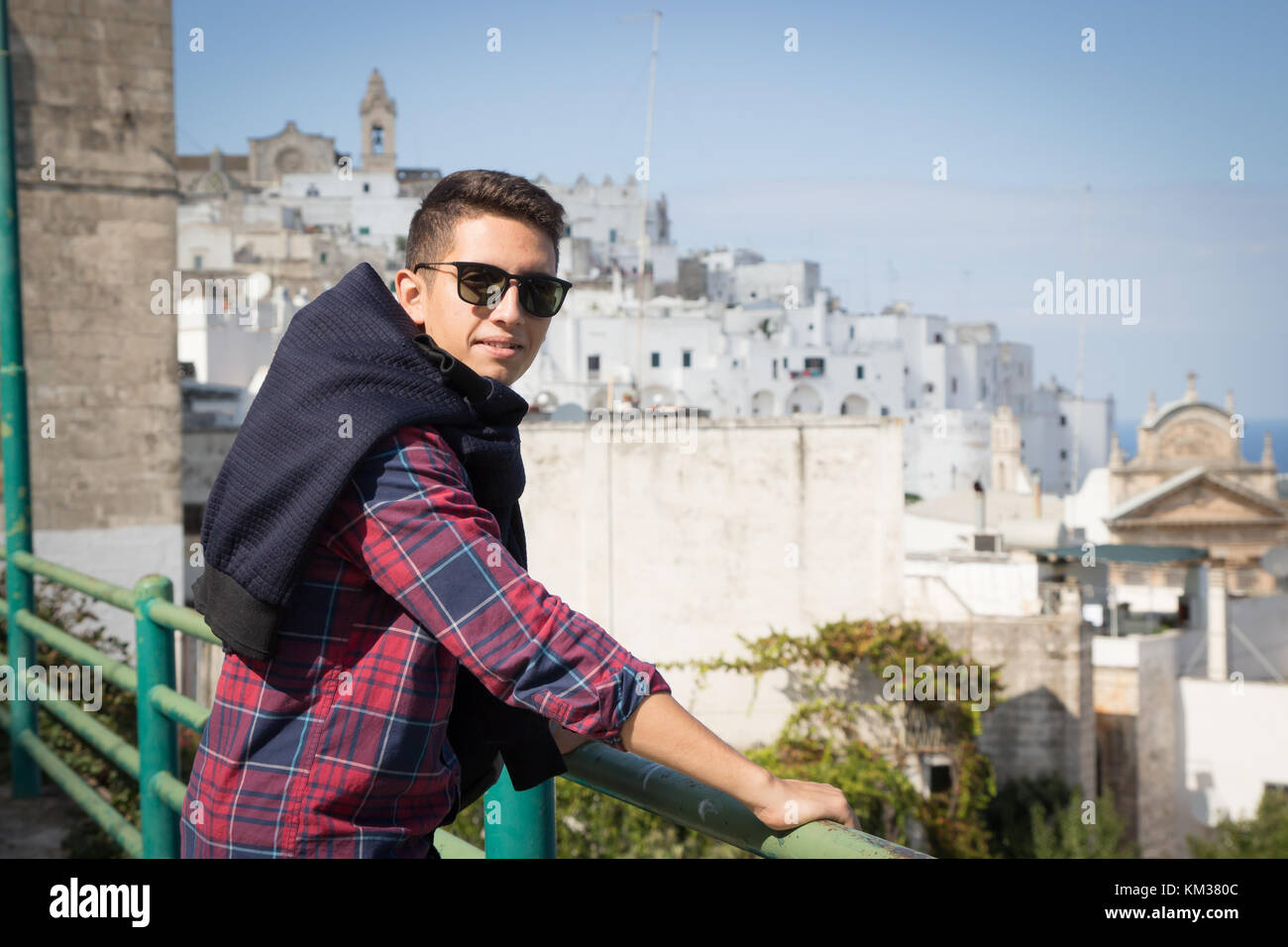 Beau jeune mec italien avec des lunettes de profiter de vacances et posant  avec vue panoramique d'Ostuni (aussi connu comme 'la ville blanche',  Pouilles, Italie Photo Stock - Alamy