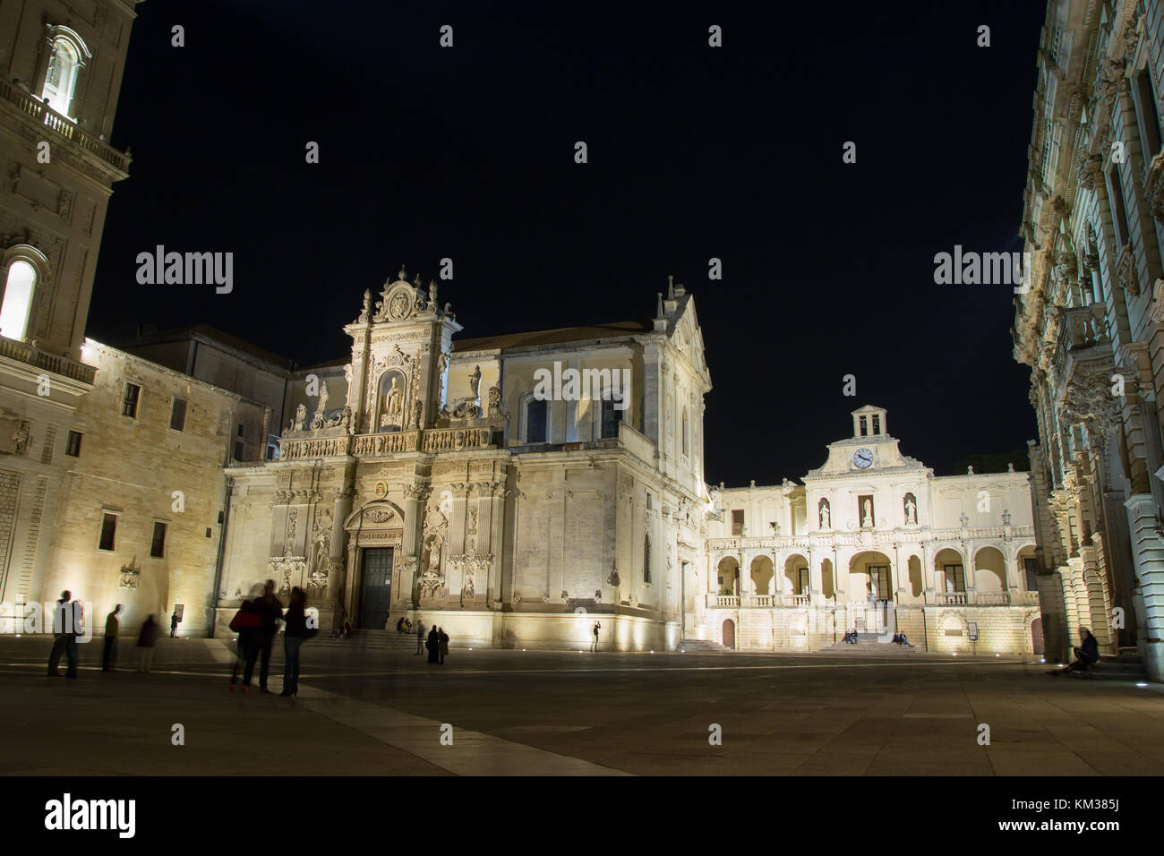 La Piazza del Duomo, centre-ville de Lecce, dans la nuit. Le style baroque. Banque D'Images