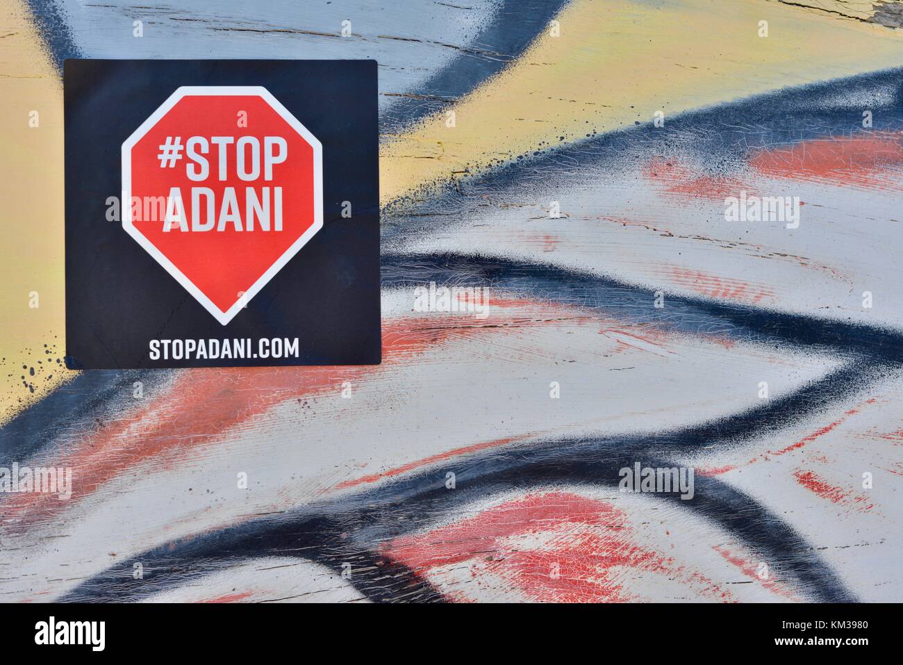 Autocollant stop adani adani juste en face de l'administration centrale comme vu de la Flinders st au cours de la journée, Townsville, Queensland, Australie Banque D'Images