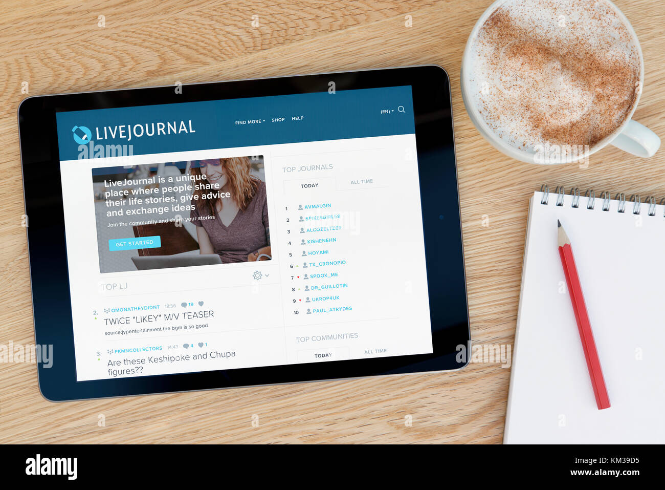 Le site Livejournal sur un iPad tablet device qui repose sur une table en bois à côté d'un bloc-notes et un crayon et une tasse de café (rédaction uniquement) Banque D'Images
