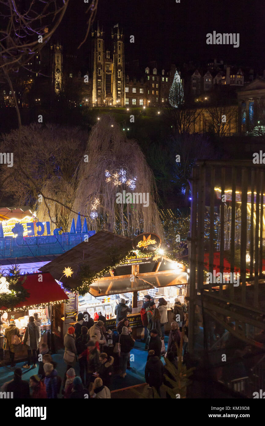 Sommaire d'une section d'Édimbourg en 2017, la nuit de Noël de Princes Street Gardens retour au nouveau collège sur la butte. L'Écosse, Royaume-Uni Banque D'Images