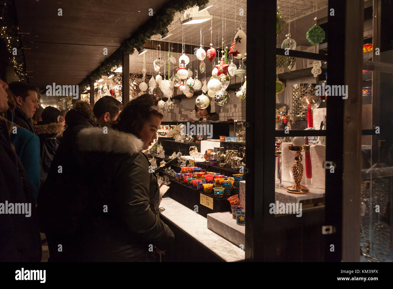 Les gens parcourant un décrochage sellikng cadeaux et décoration à Edinburgh's événement de Noël 2017 dans les jardins de Princes Street. L'Écosse, Royaume-Uni Banque D'Images