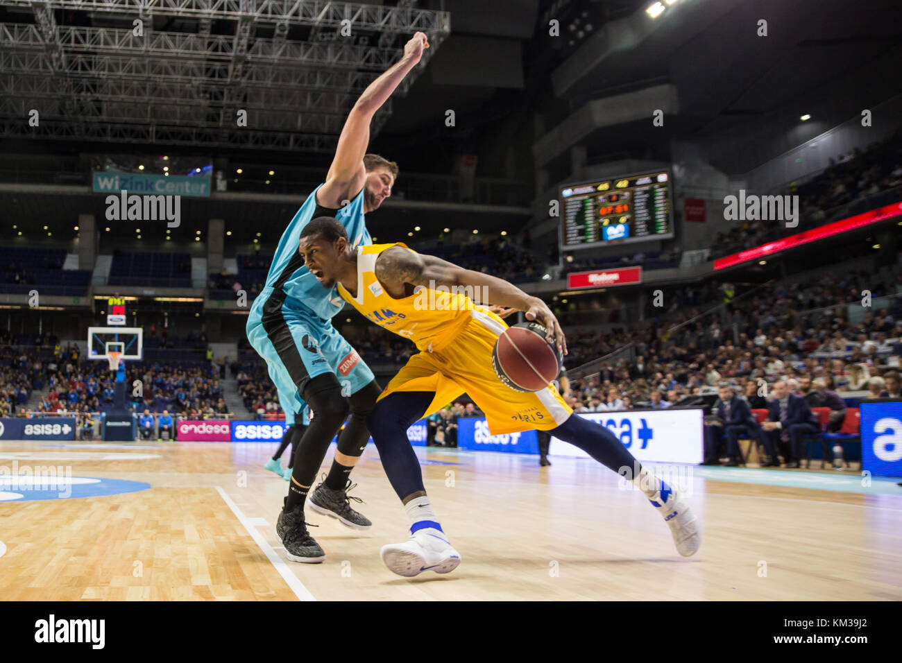 Madrid, Espagne. 03ème décembre 2017. Ovie Soko (jaune) et Goran Sutton (bleu) lors de la victoire de UCAM Murcia sur Movistar Estudiantes (79 -91) en Ligue Endesa partie de saison régulière (jour 10) célébrée à Madrid au Centre Wizink. 3 décembre 2017. Crédit: Juan Carlos García Mate/Pacific Press/Alay Live News Banque D'Images