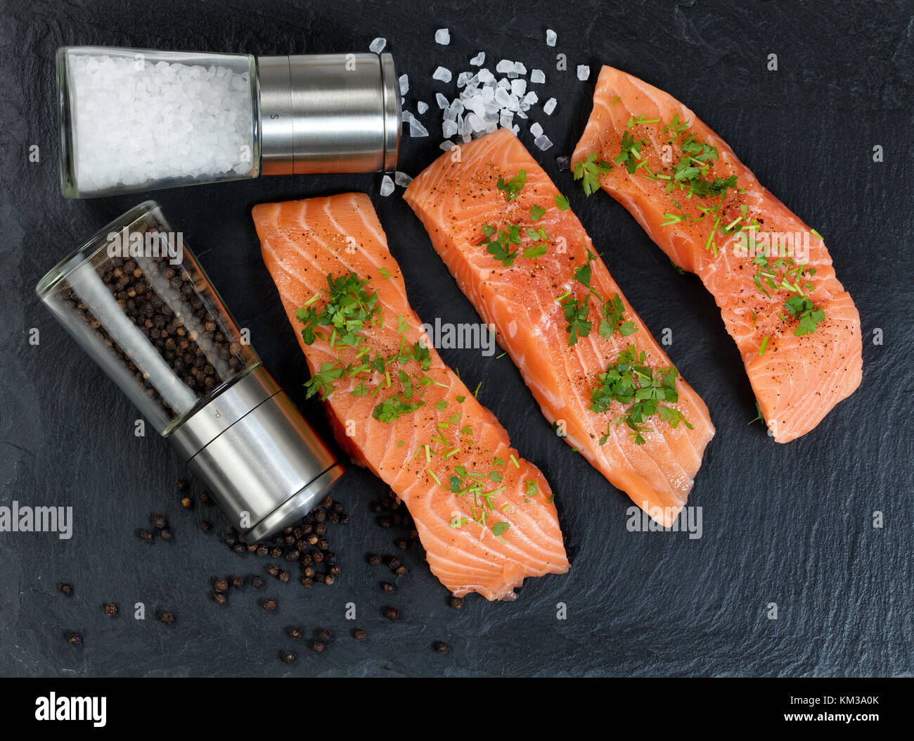 Préparent des darnes de saumon sauvage pour l'heure du repas Banque D'Images