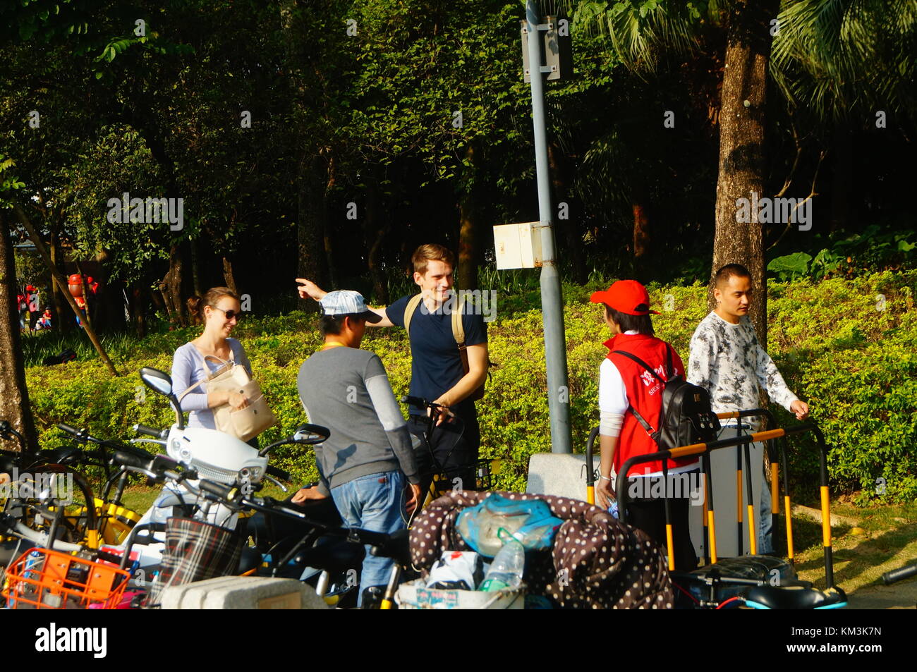 Les touristes étrangers de la baie de Shenzhen demandent l'itinéraire. à Shenzhen, Chine. Banque D'Images