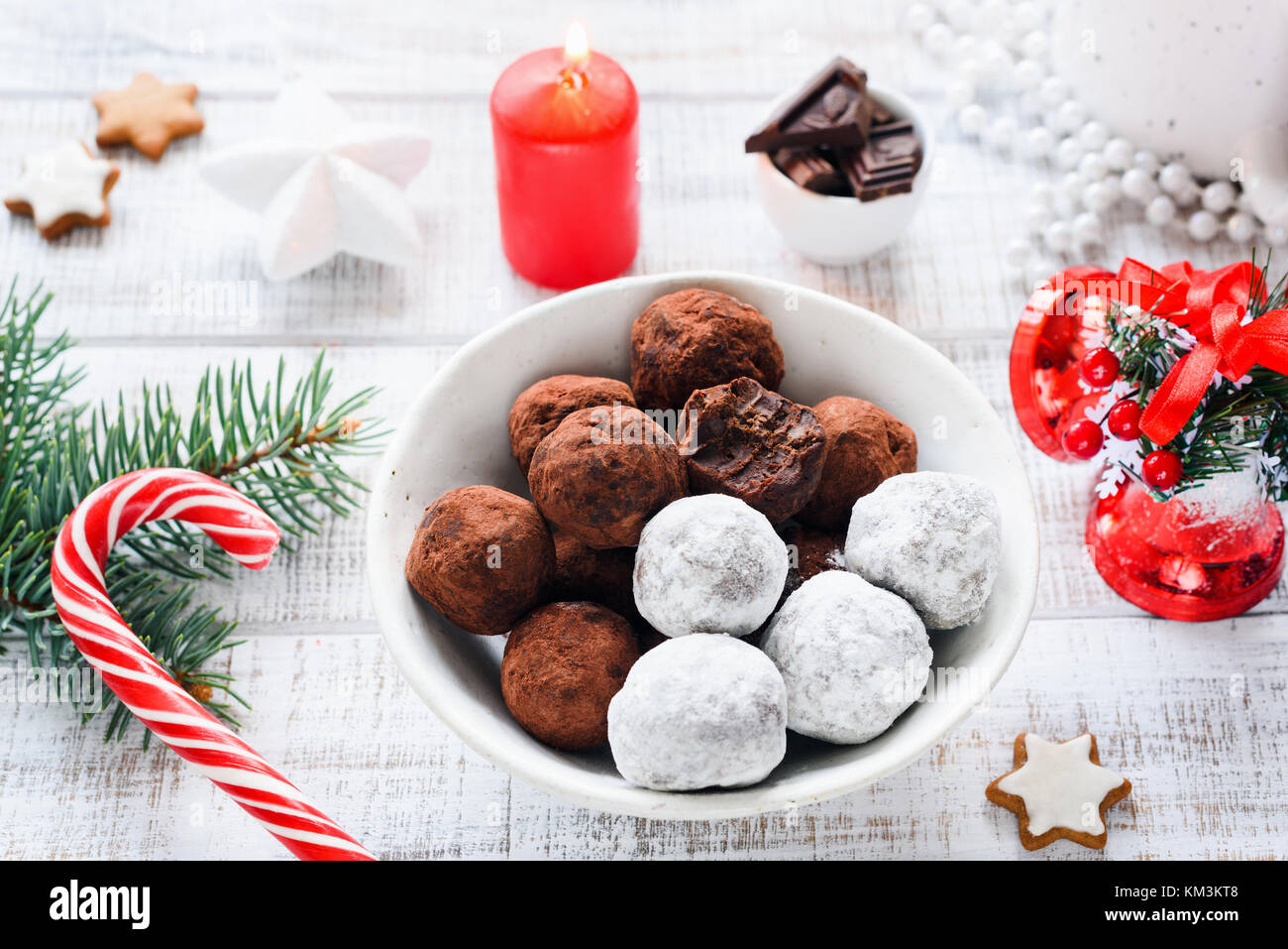 Truffes au chocolat blanc dans un bol. Bonbons de Noël, Noël au chocolat blanc sur la table. Vue rapprochée Banque D'Images