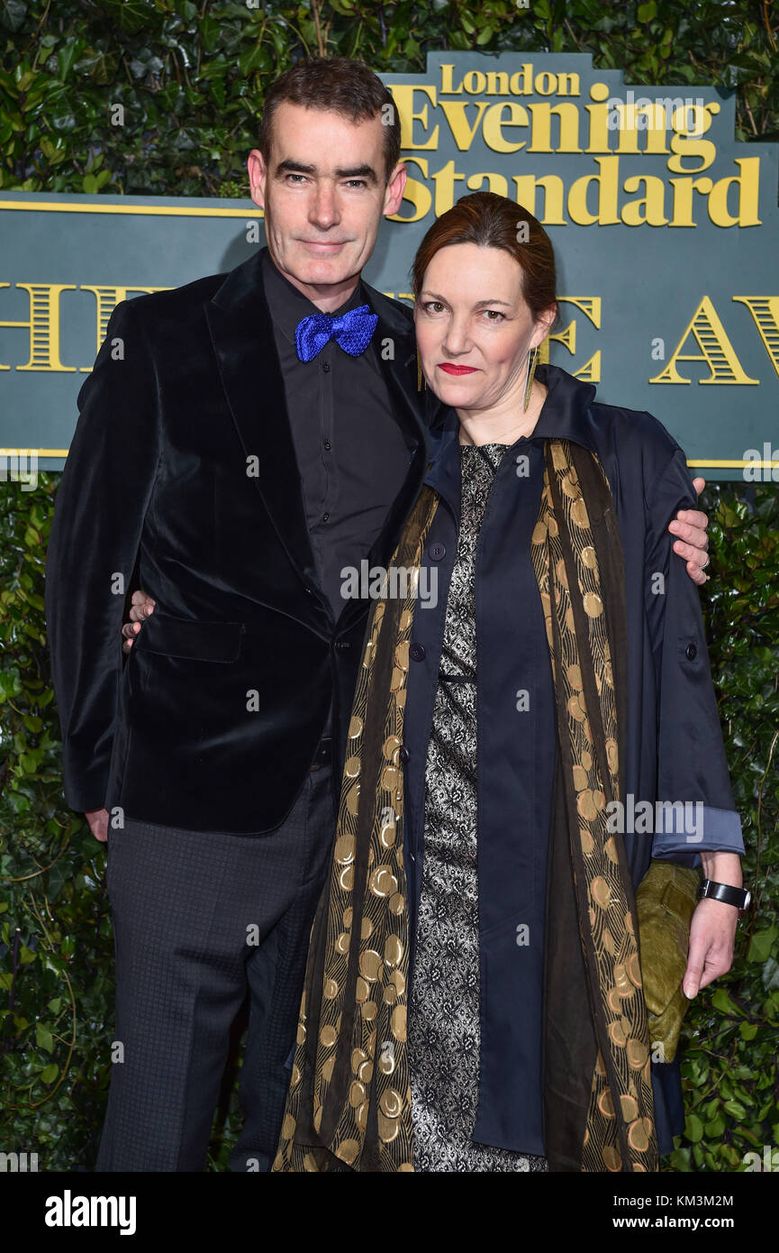 Tanya Ronder et Rufus Norris assistant à l'Evening Standard Theatre Awards, au théâtre à Londres. ASSOCIATION DE PRESSE Photo. Photo date : dimanche 3 décembre 2016. Crédit photo doit se lire : Matt Crossick/PA Wire. Banque D'Images