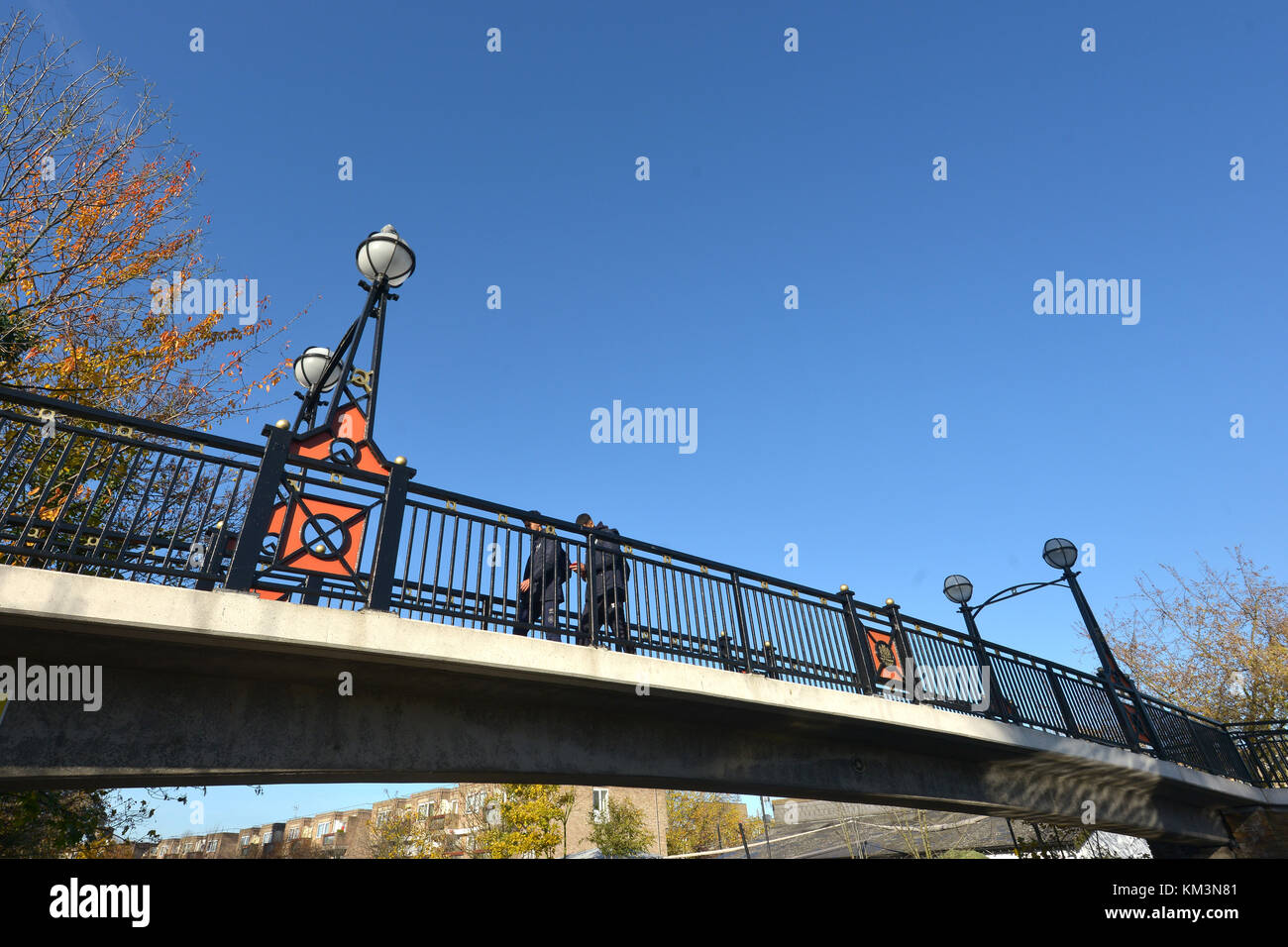 Passerelle sur le Canal Grand Union, la Petite Venise, City of Westminster, London, une journée d'automne. Banque D'Images