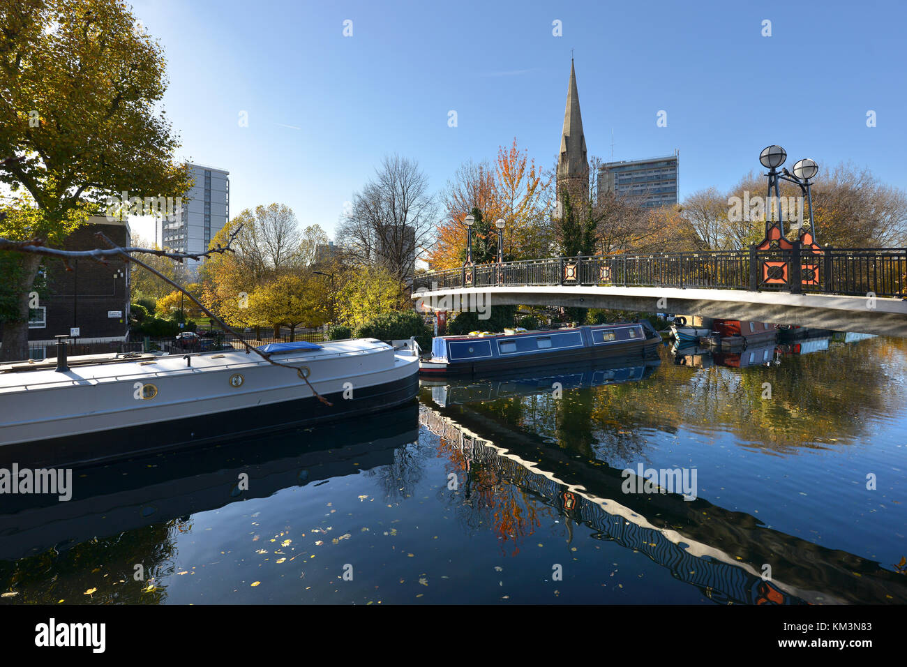 Passerelle sur le Canal Grand Union, la Petite Venise, City of Westminster, London, une journée d'automne. Banque D'Images