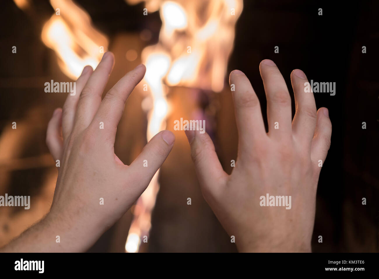 Les mains de l'homme dans le contexte de l'incendie Banque D'Images