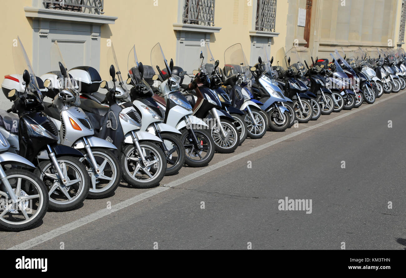 Firenze, fi, ITALIE - 21 août 2015 : beaucoup de cyclomoteurs, scooters et motos garés le long de la rue animée Banque D'Images