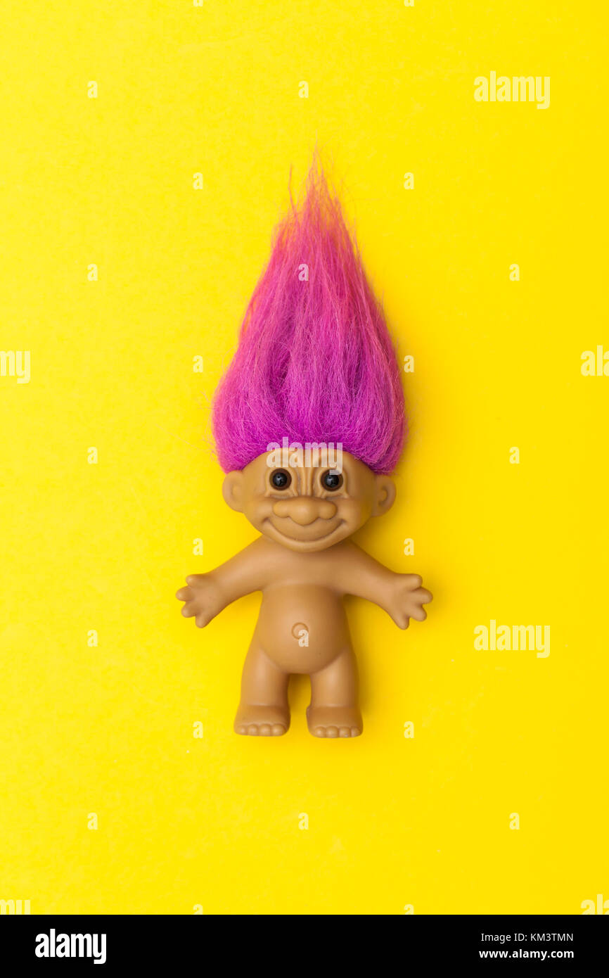 Londres, UK - 4 décembre 2017 : un troll d'origine figure jouet en  plastique avec des cheveux colorés. première produite au Danemark par  Thomas dam Photo Stock - Alamy