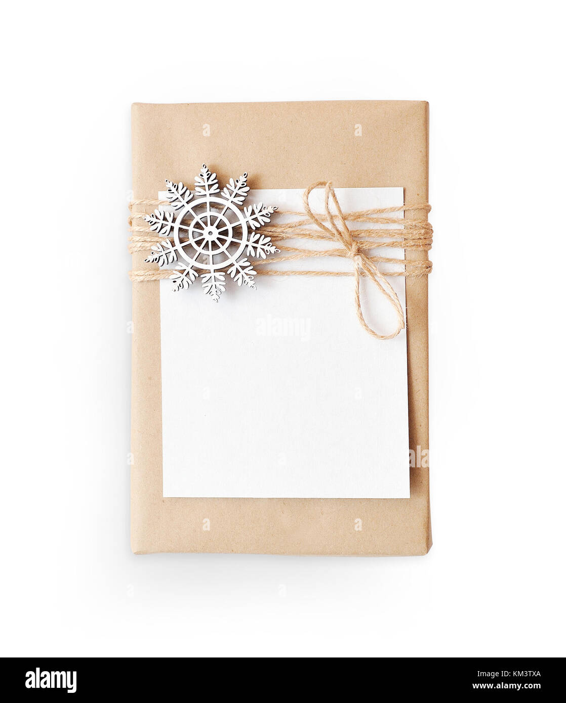 Maquette de Noël boîte-cadeau enveloppé dans du papier recyclé marron et sac attaché haut corde voir isolé sur fond blanc, avec l'espace pour votre texte, chemin de détourage inclus Banque D'Images