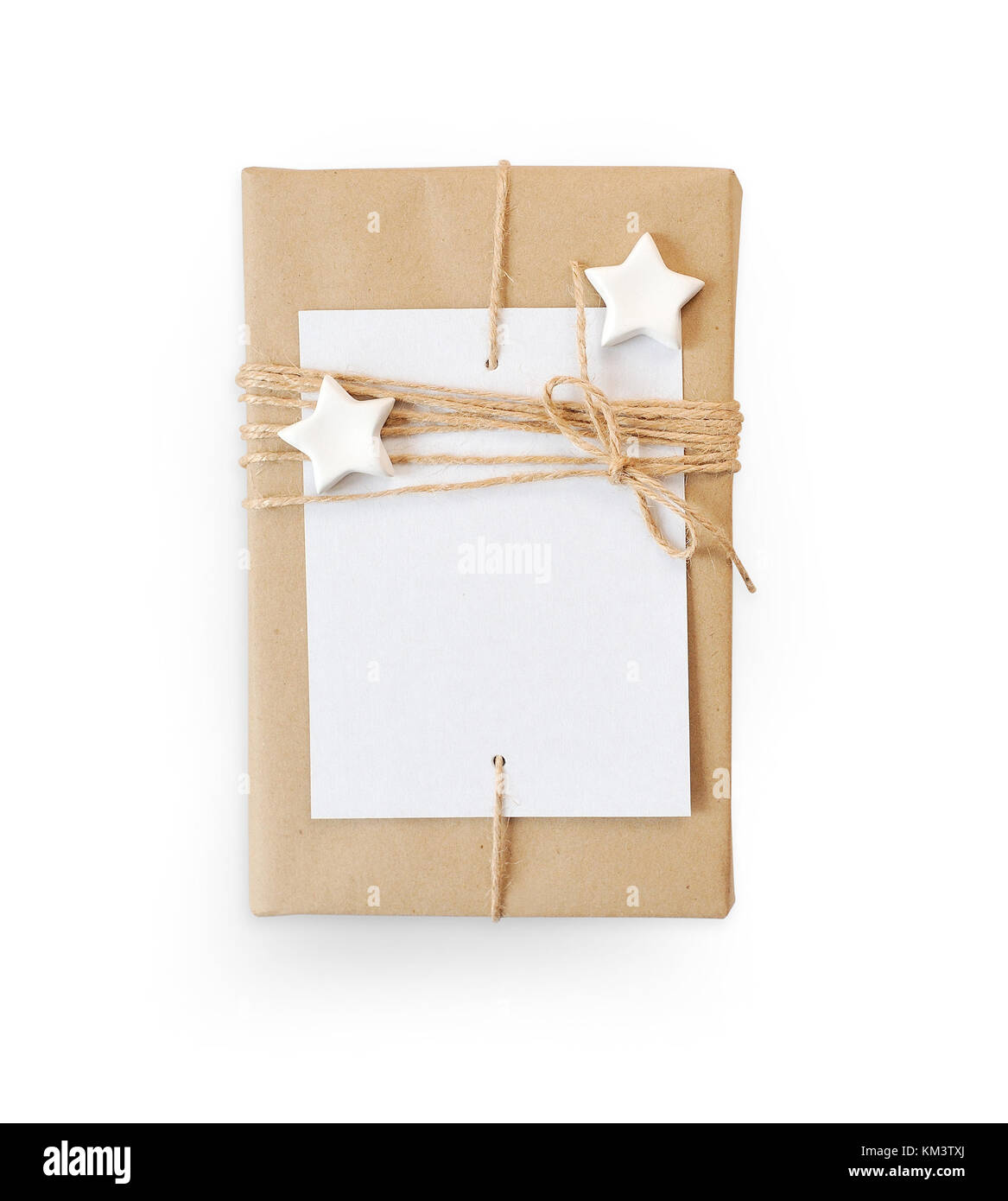 Maquette de Noël boîte-cadeau enveloppé dans du papier recyclé marron et star rope top view isolé sur fond blanc, avec l'espace pour votre texte, chemin de détourage inclus Banque D'Images