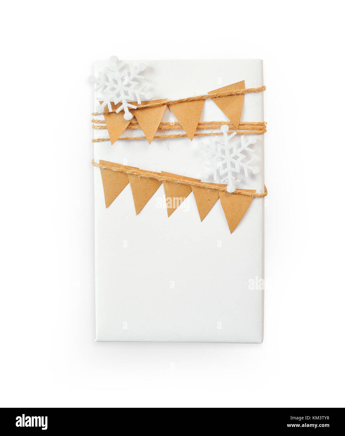 Maquette de Noël boîte-cadeau enveloppé dans du papier et snowflake Vue de dessus isolé sur fond blanc, chemin de détourage inclus Banque D'Images