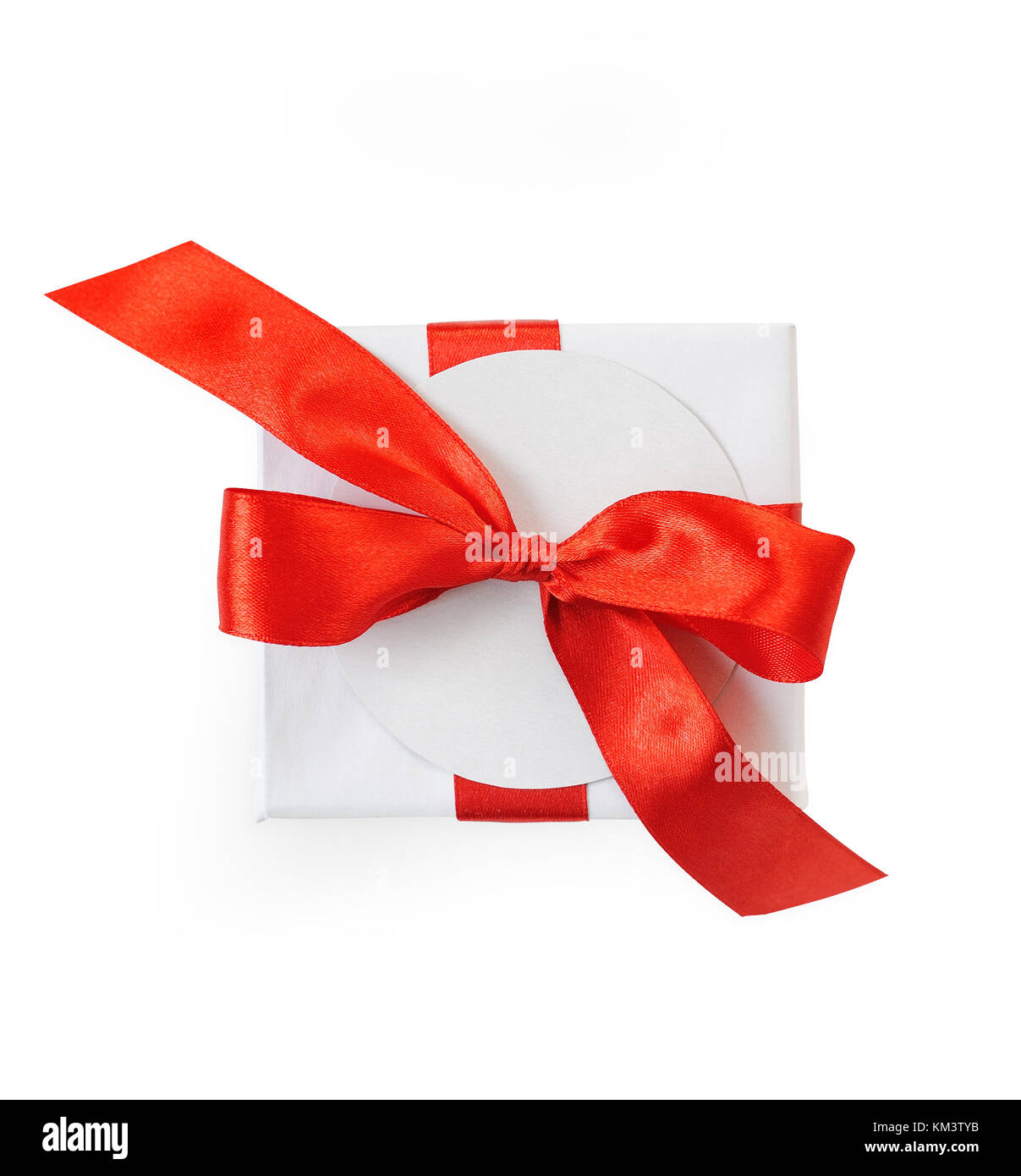 Maquette de Noël boîte-cadeau enveloppé dans du papier et avec un arc rouge isolé sur fond blanc, chemin de détourage inclus Banque D'Images