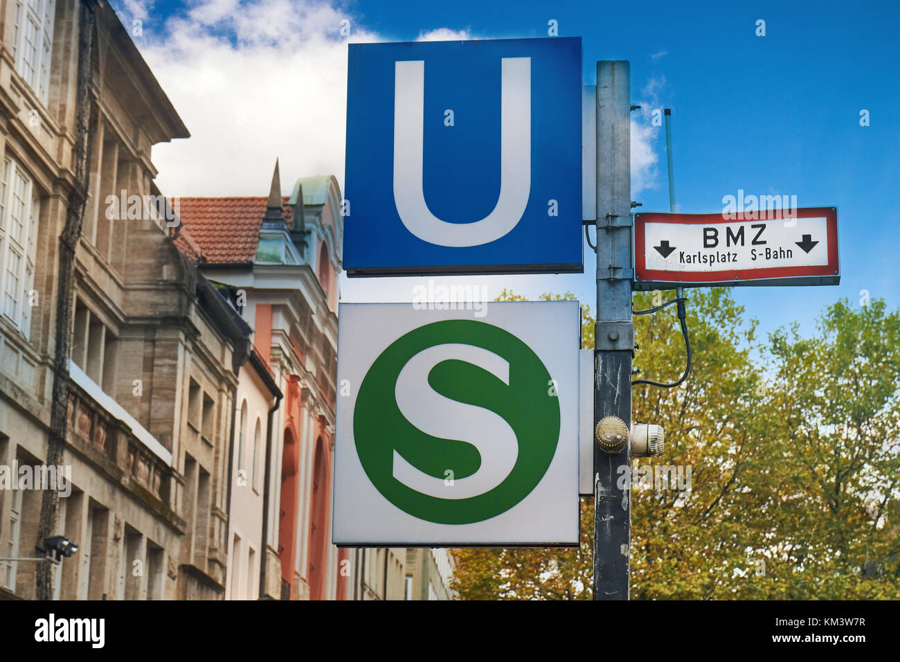 Transports en signe de la S-bahnd et U-bahn). l'entrée de la station de métro de Karlsplatz (Stachus) à Munich, Allemagne Banque D'Images