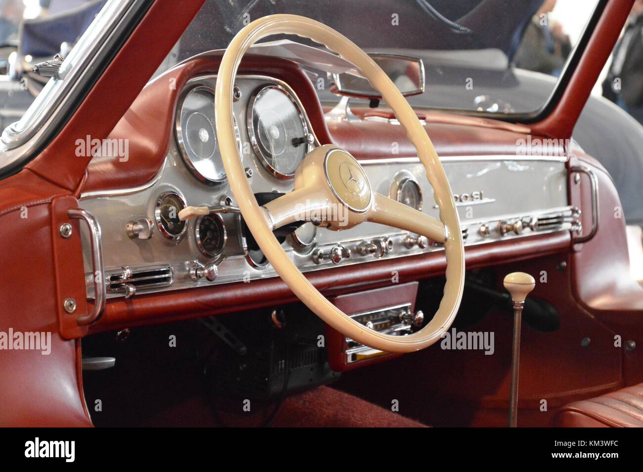 Mercedes, benz, 300 sl gullwing,, année 1954, à Padoue, Italie voitures anciennes, planche de bord et le volant - 25 oct 2015 Banque D'Images