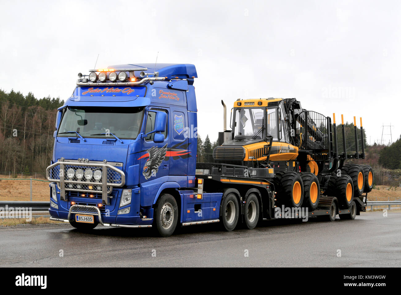 Miniature VOLVO FH16 750 XL 6x4 Bleu Avec Grue De Chargement Et Remorque Transport De Bois