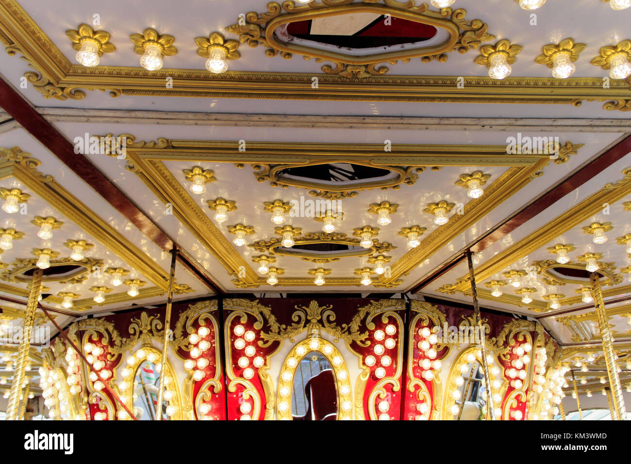 Vintage carousel horse ; neon light Détails au Luna park Banque D'Images