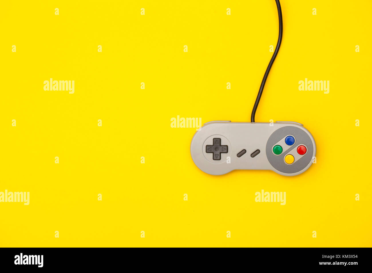 Jeux vidéo retro controller sur un fond jaune lumineux Banque D'Images