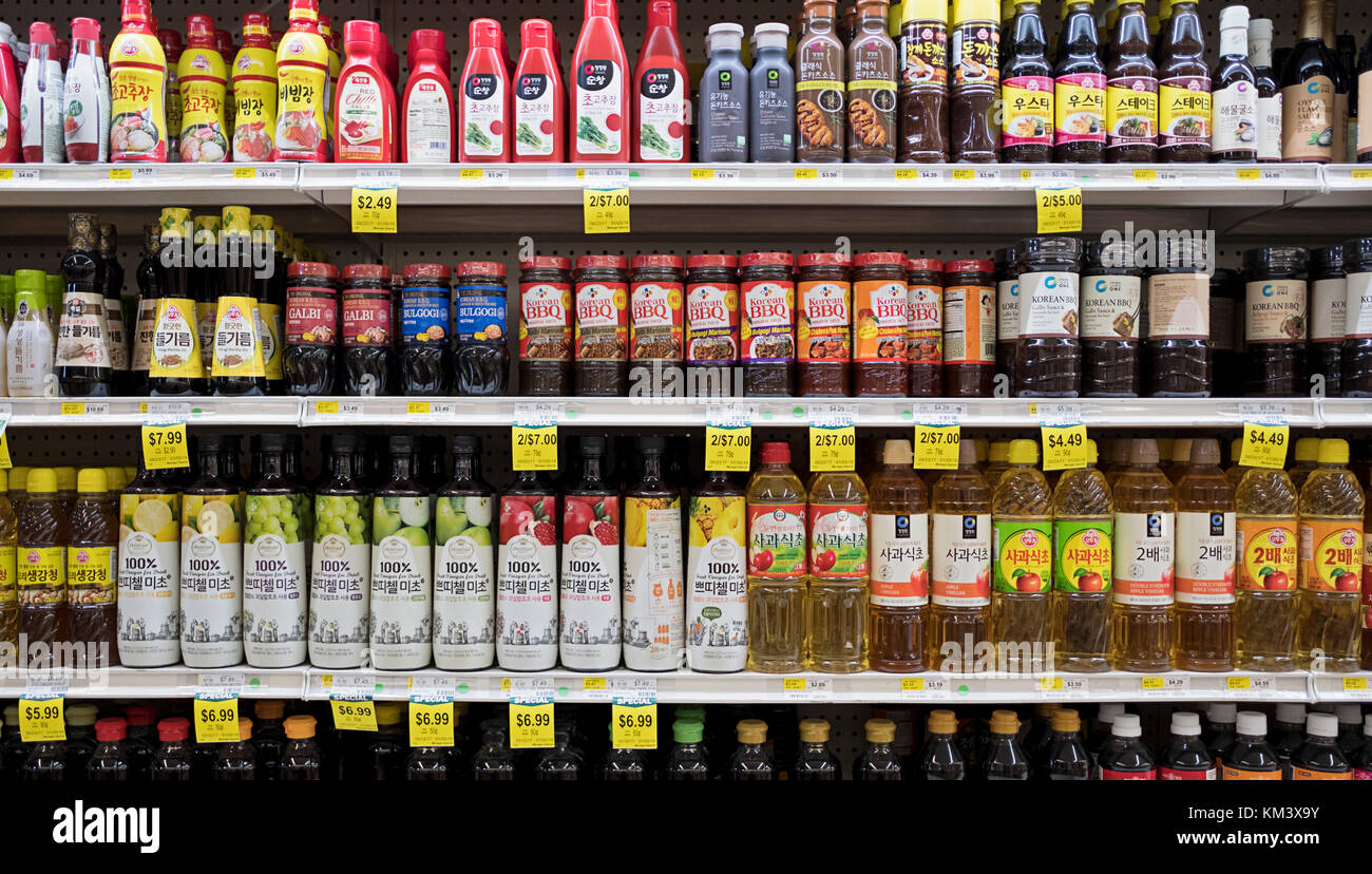 Sauces coréenne, huiles et produits de cuisson des aliments en vente au bazar supermarché dans la ville de Long Island qui se spécialise dans les articles internationaux Banque D'Images