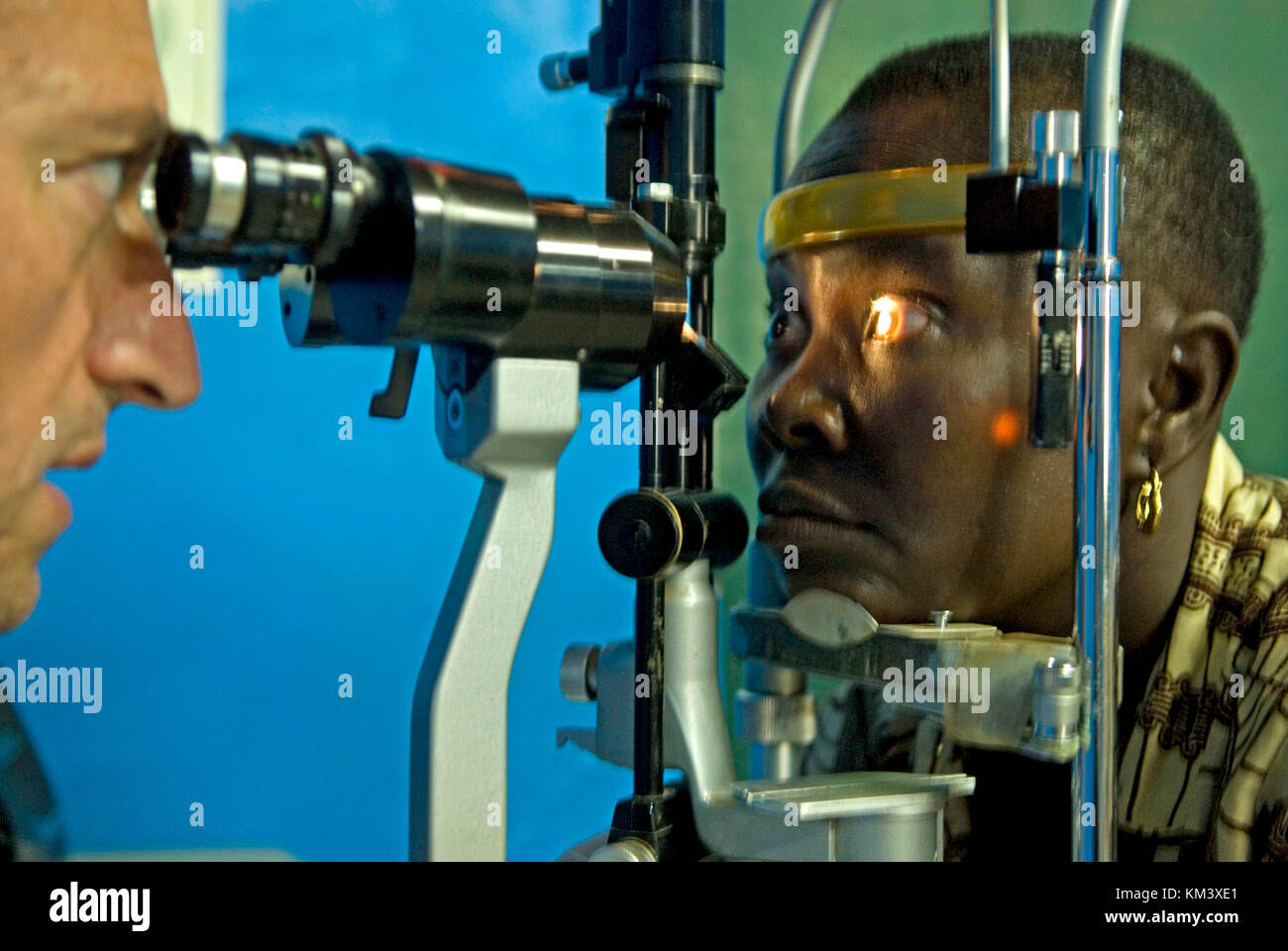 L'examen des yeux dans l'hôpital. combonienne comboni centre est un centre multifonctionnel au sein de l'école et la santé, sogakofe, région de la Volta, au Ghana, à l'ouest Banque D'Images