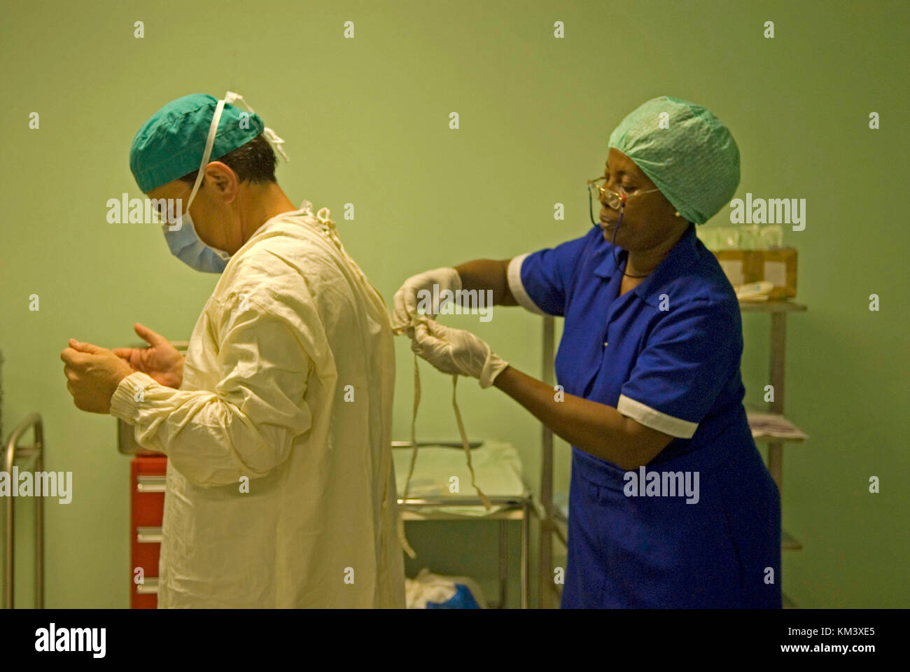 Chirurgien médicale et infirmière en hôpital comboni. Le centre de Comboni est un centre multifonctionnel au sein de l'école et la santé, sogakofe, région de la Volta, gh Banque D'Images
