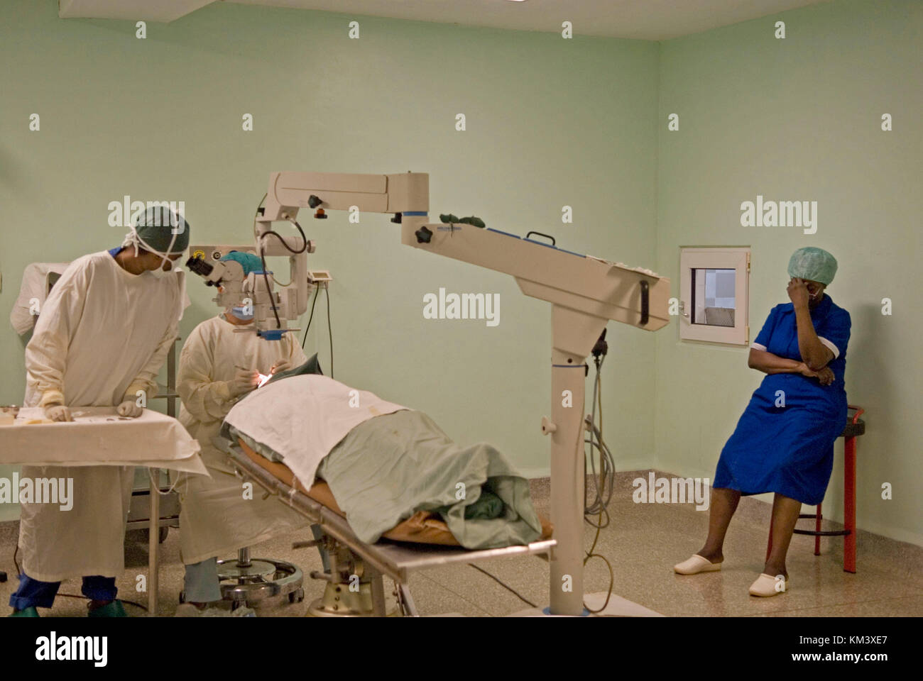 Surgeons performing en salle d'opération de l'hôpital hôpital de Comboni. Le centre de Comboni est un centre multifonctionnel au sein de l'école et healthc Banque D'Images