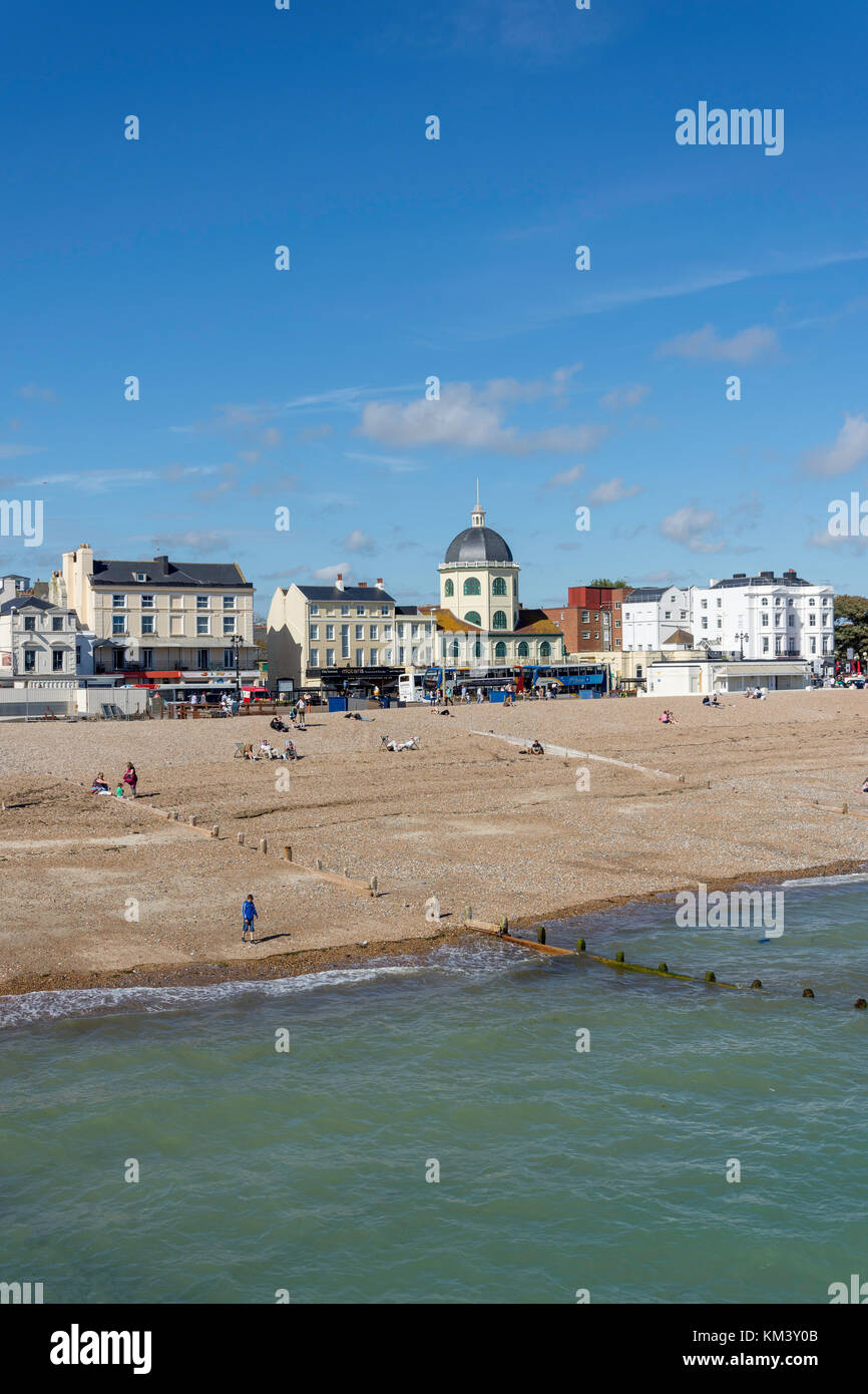 Plage et de la promenade à partir de la jetée de Worthing, Worthing, West Sussex, Angleterre, Royaume-Uni Banque D'Images