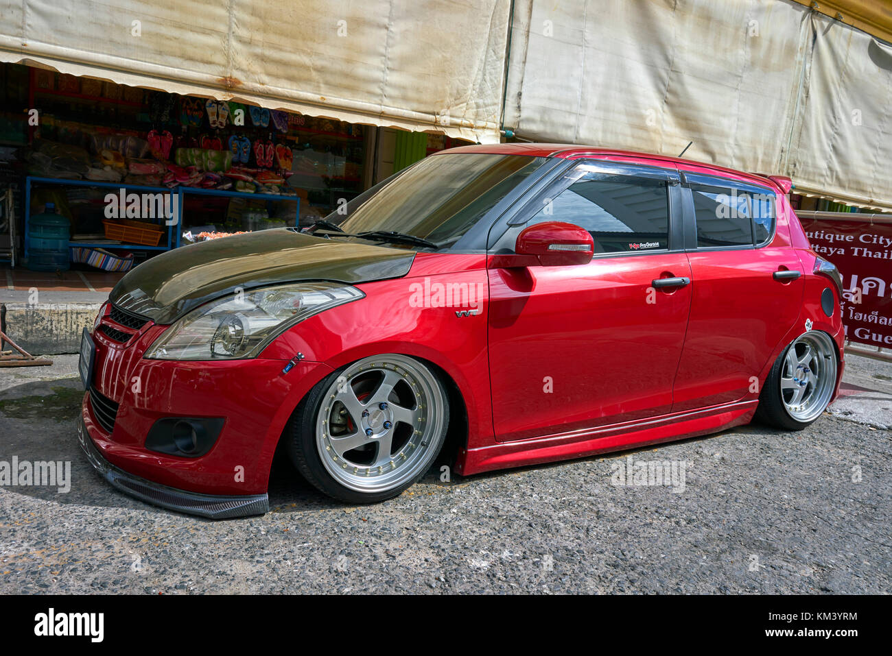 Suzuki Swift VVT modifié rouge Banque D'Images