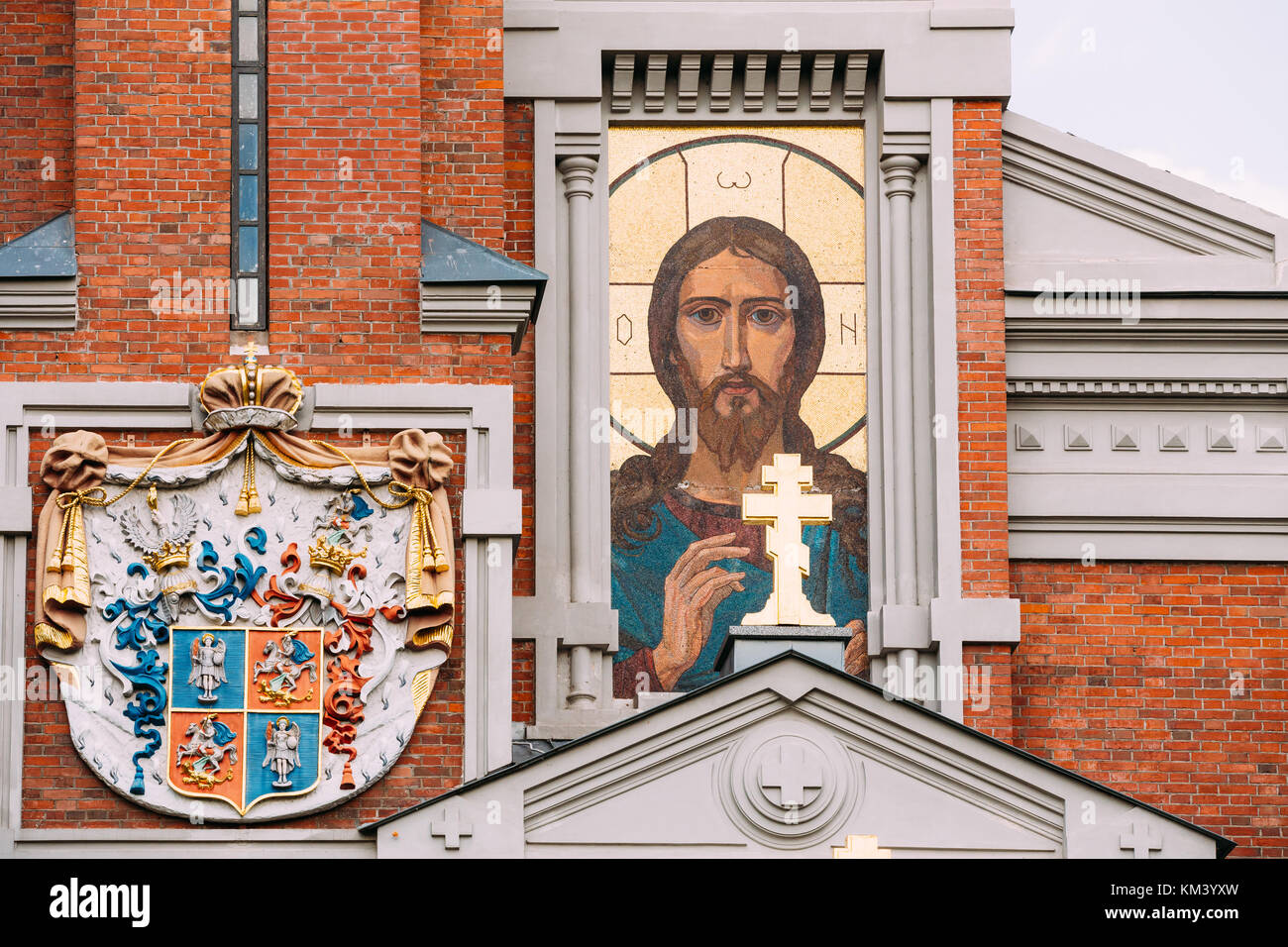 Mir, le Bélarus. armoiries et la façade en mosaïque du Christ sur le mur de chapelle-turbeh de svyatopolk-mirsky famille dans mir, bélarus. journée ensoleillée. fil Banque D'Images